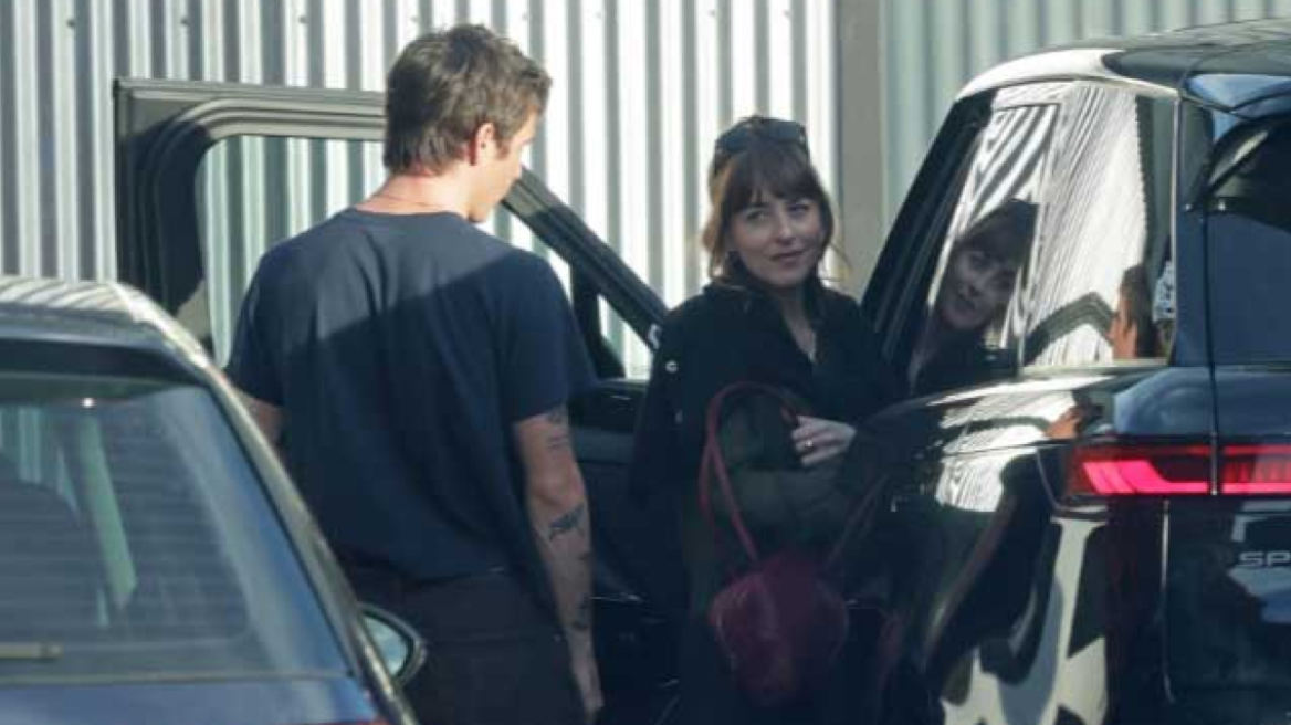 Σε τρυφερά στιγμιότυπα η Ντακότα Τζόνσον με τον νέο της σύντροφο Σε τρυφερά στιγμιότυπα η Ντακότα Τζόνσον με τον νέο της σύντροφο