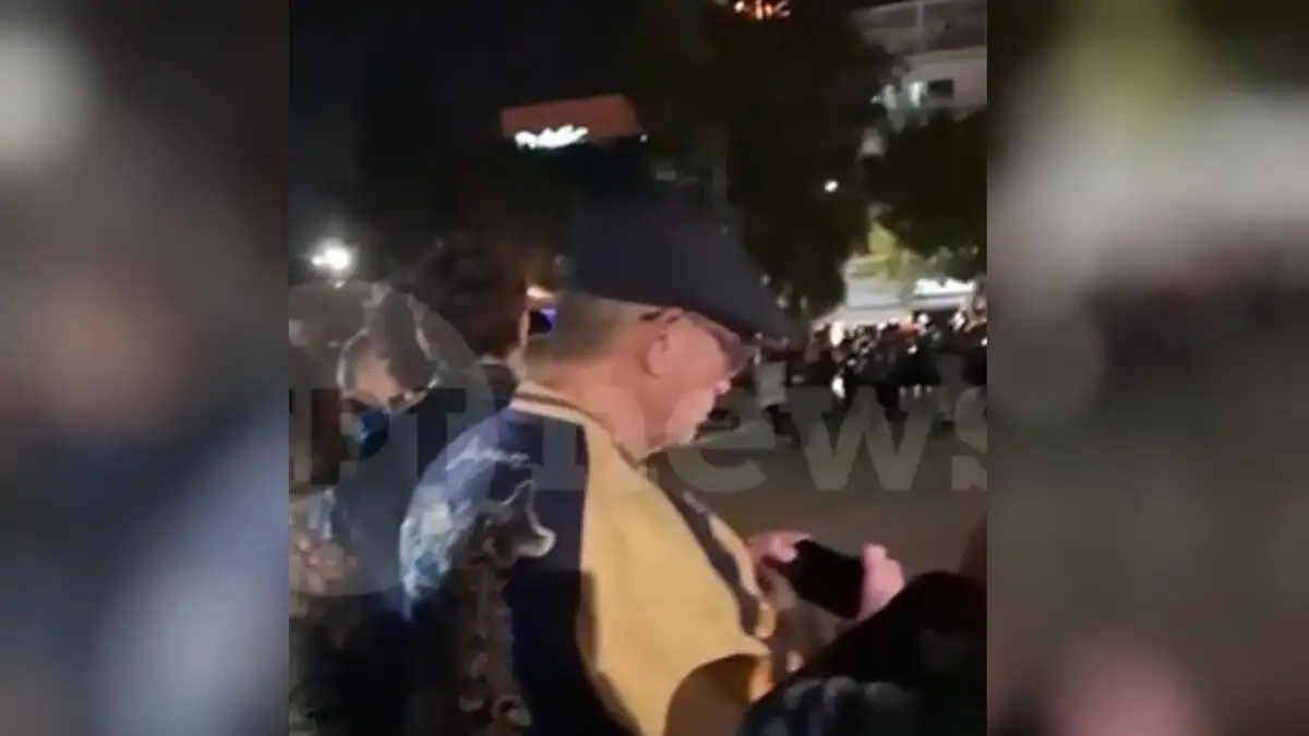 Οι Ντάνιελ Κρεγκ και Ρέιτσελ Βάις στην περιφορά του Επιταφίου στη Γλυφάδα – Δείτε βίντεο