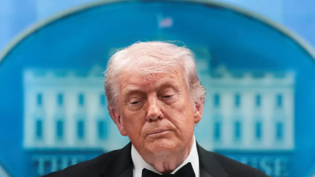 Πτώση στη δημοτικότητα του Ντόναλντ Τραμπ σύμφωνα με δημοσκοπήσεις – Πιέσεις από Ιράν και κόστος ζωής