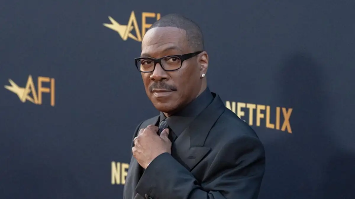 Έντι Μέρφι: Θερμή υποδοχή και παρατεταμένο χειροκρότημα στα 51α βραβεία Συνολικής Προσφοράς του AFI