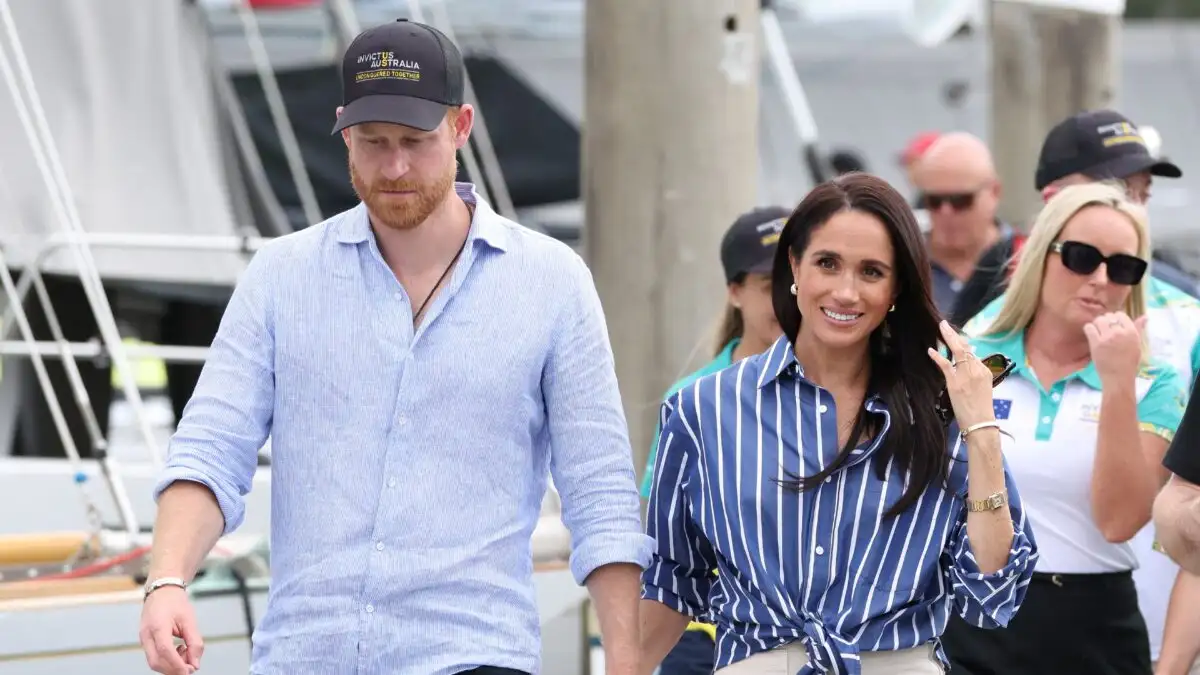 Viral σκηνή στην παραλία: Η Μέγκαν Μαρκλ και ο Πρίγκιπας Χάρι περνούν δίπλα από γυναίκα που συνεχίζει ατάραχη το βιβλίο της