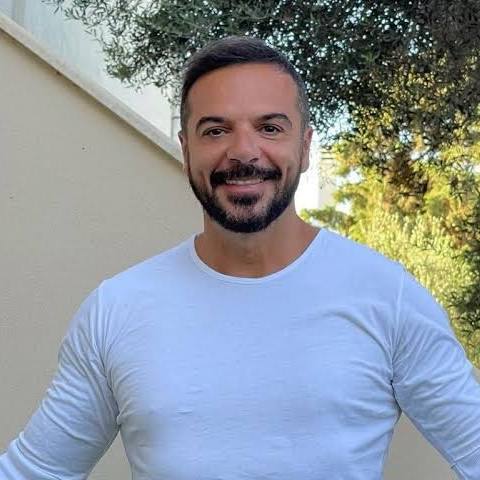 Τριαντάφυλλος: Δεν έχει παιχτεί κανένα τραγούδι μου στο ραδιόφωνο, γίνονται επιτυχίες δια μαγείας από τον Θεό