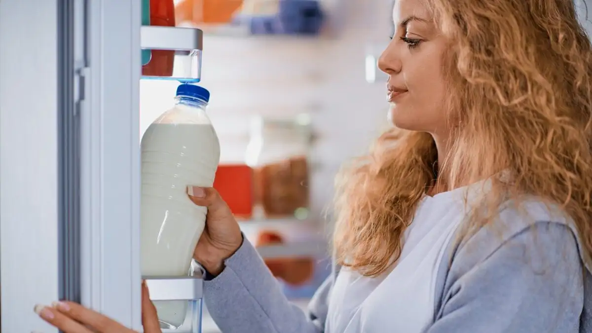 Ημερομηνίες λήξης τροφίμων: Πότε «χαλάει» πραγματικά το γάλα και τι πρέπει να γνωρίζουμε