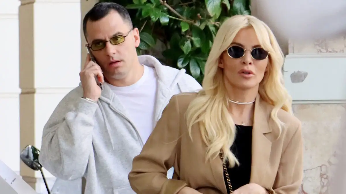 Ο Παναγιώτης Κουτσουμπής σε τρυφερές στιγμές με την κόρη του – Η μπλούζα που «μαρτυρά» την αδυναμία του