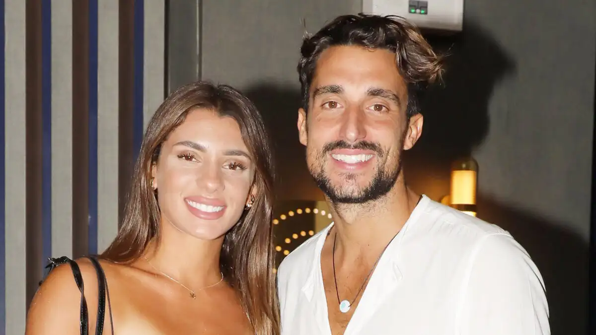 Ο Σάκης Κατσούλης μιλά στη φουσκωμένη κοιλίτσα της Μαριαλένα Ρουμελιώτη – Viral το τρυφερό βίντεο