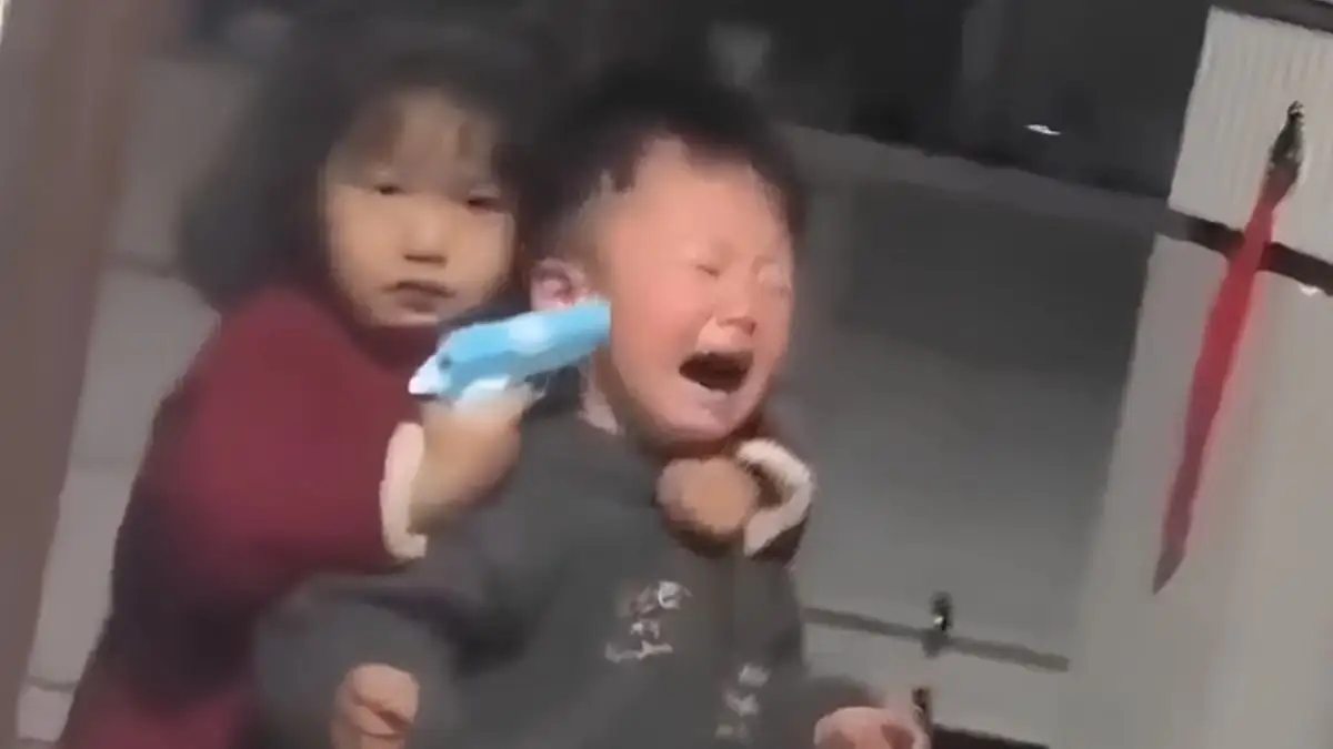 Κίνα: Κοριτσάκι «κρατά όμηρο» τον αδελφό της με πλαστικό όπλο για… καραμέλες