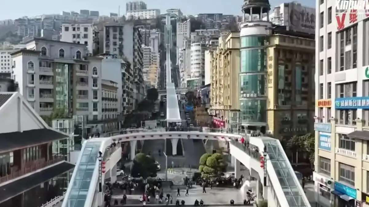 Κίνα: Η μεγαλύτερη κυλιόμενη σκάλα στον κόσμο – 905 μέτρα και 20 λεπτά διαδρομή