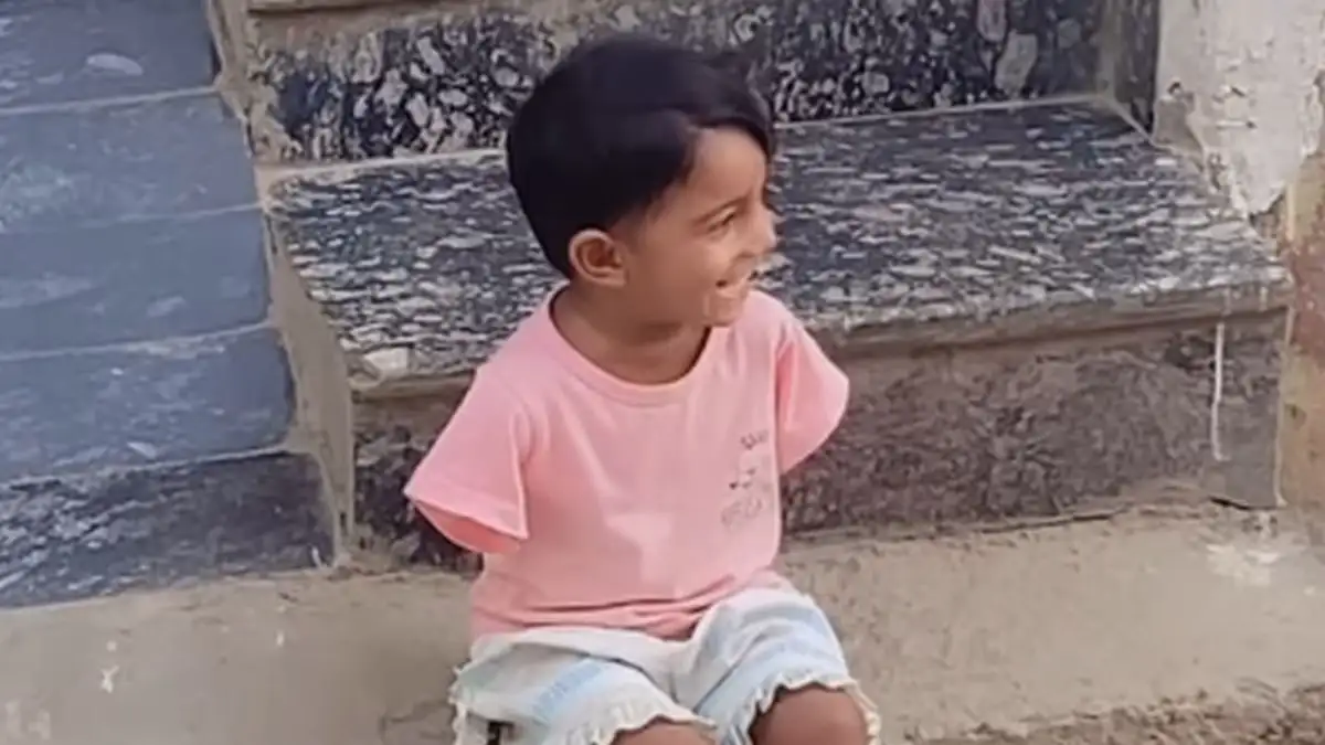 Το κοριτσάκι χωρίς χέρια που συγκίνησε το διαδίκτυο: «Δεν παίζω, αλλά ζω τη χαρά»