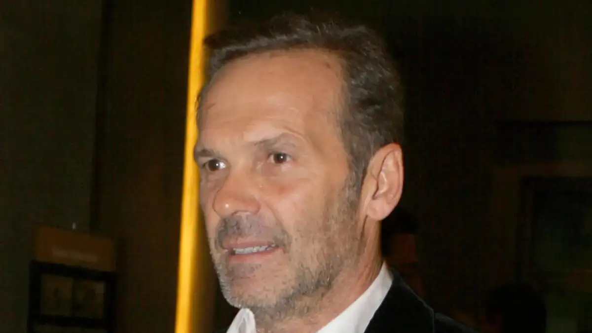 Πέτρος Κωστόπουλος: Συγκινητικές στιγμές έξω από το πατρικό του σπίτι