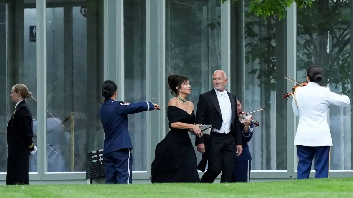 "Δείπνο Τραμπ για τον Κάρολο: Η εμφάνιση της Λόρεν Σάντσεζ που προκάλεσε σχόλια"