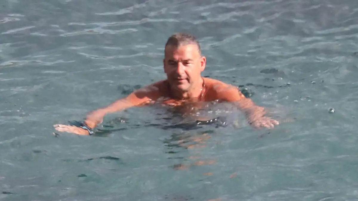 Ο Γιώργος Λιάγκας απολαμβάνει τις βουτιές του στην Τήνο: «Δεν κάνει κρύο στην Ελλάδα»