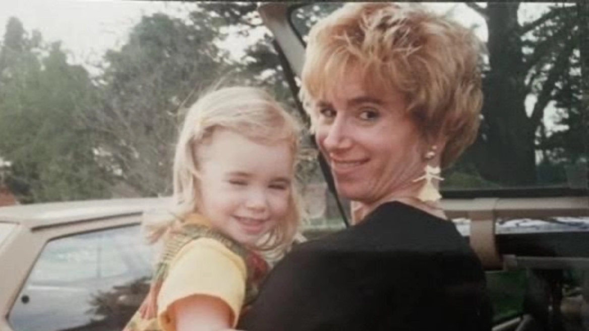 Η Λίλι Κόλινς μοιράζεται μια τρυφερή παιδική φωτογραφία με τη μητέρα της