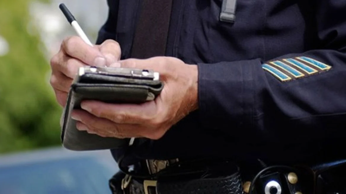 Βαριά ποινή για οδηγό που «χαζεύει» στο κινητό: 6 μήνες χωρίς δίπλωμα και επανεξέταση