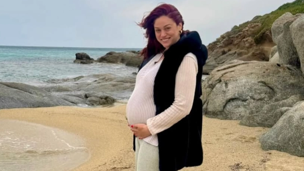 Μπάγια Αντωνοπούλου: Η τρυφερή φωτογραφία με φουσκωμένη κοιλιά και φόντο τη θάλασσα