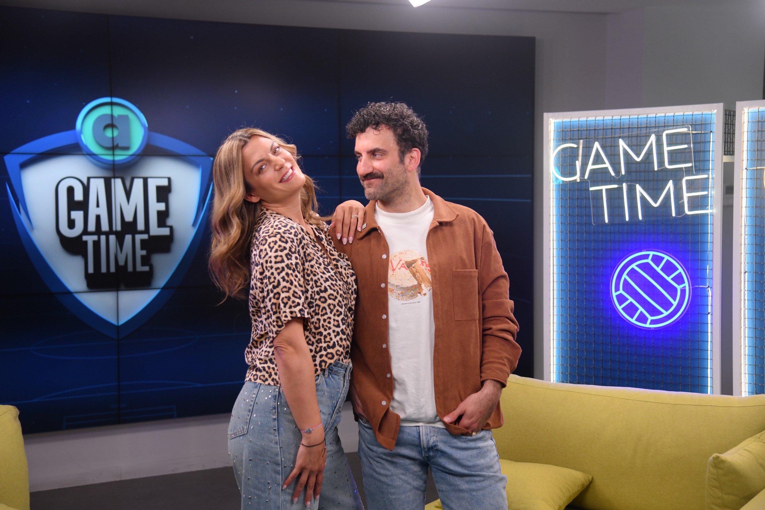 Ο Τάσος Δέδες στο Allwyn Game Time περιγράφει αγώνα της ΑΕΚ και υποδύεται τον Θανάση Βέγγο