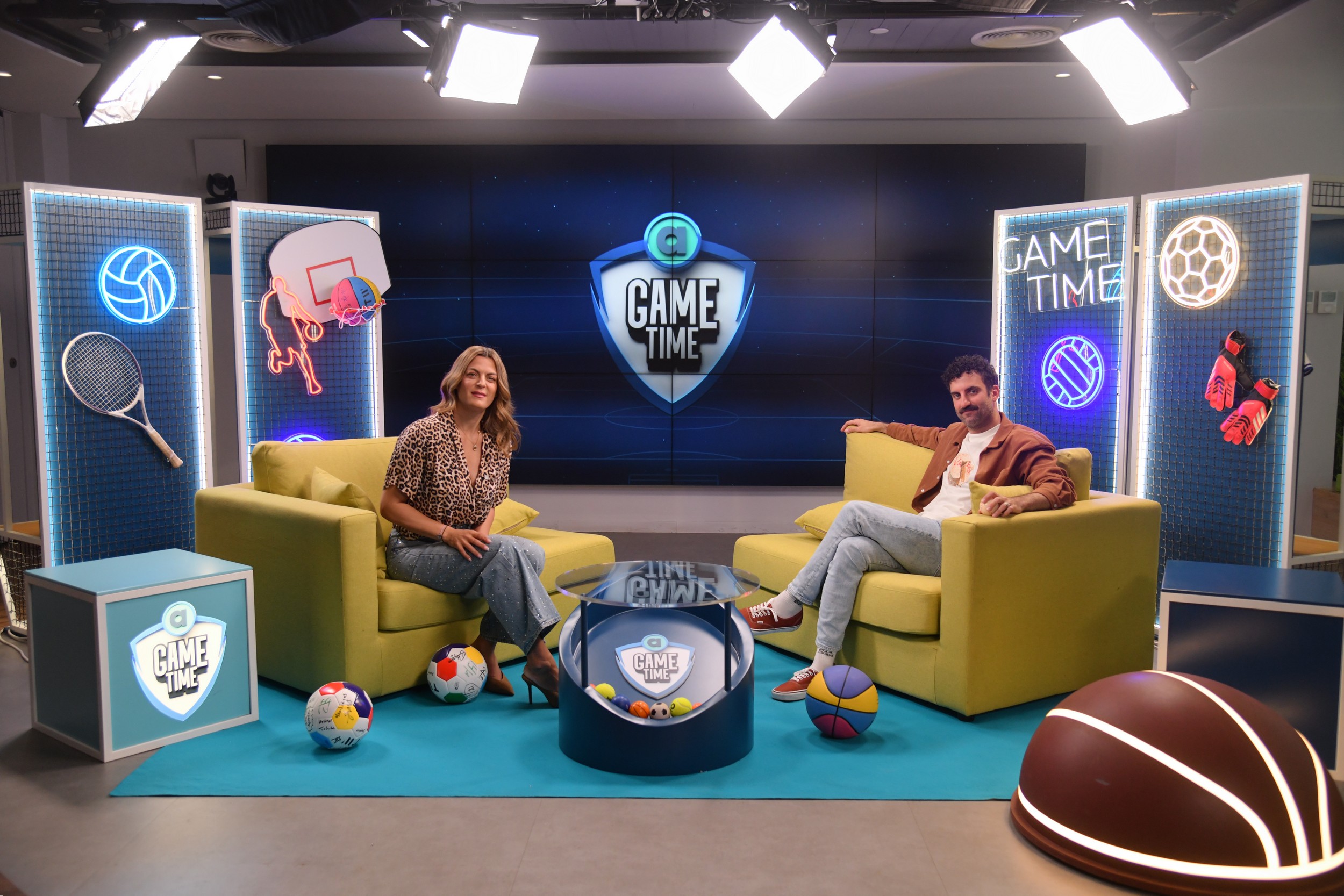 Ο Τάσος Δέδες στο Allwyn Game Time περιγράφει αγώνα της ΑΕΚ και υποδύεται τον Θανάση Βέγγο