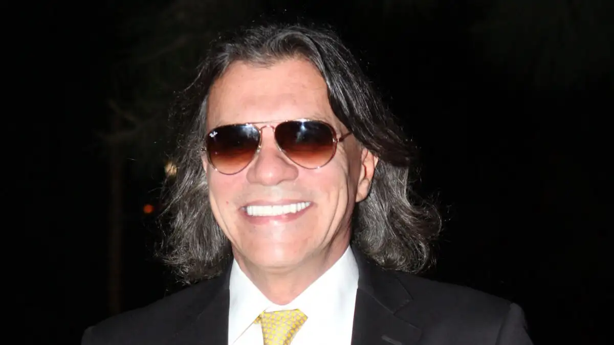 Ηλίας Ψινάκης: Γιορτάζει τα γενέθλιά του με τούρτα που αποκαλύπτει την ηλικία του