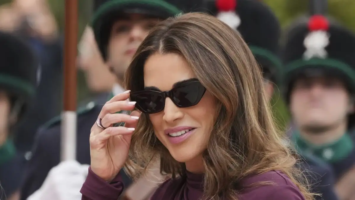 Βασίλισσα Ράνια της Ιορδανίας: Κομψή εμφάνιση και τρυφερές στιγμές αγοράζοντας δώρα για τα εγγόνια της