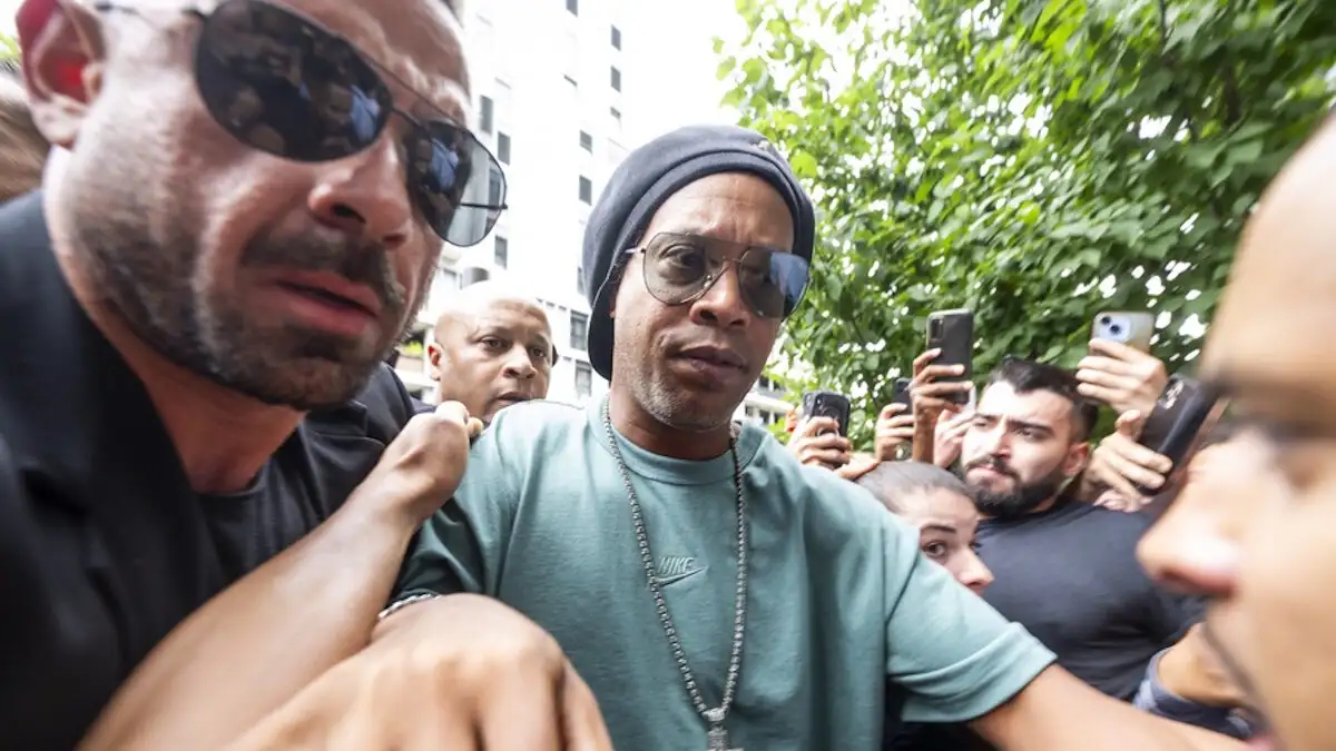 Ronaldinho: Παραδόθηκε η ύποπτη για το πλαστό διαβατήριο που οδήγησε στη σύλληψή του