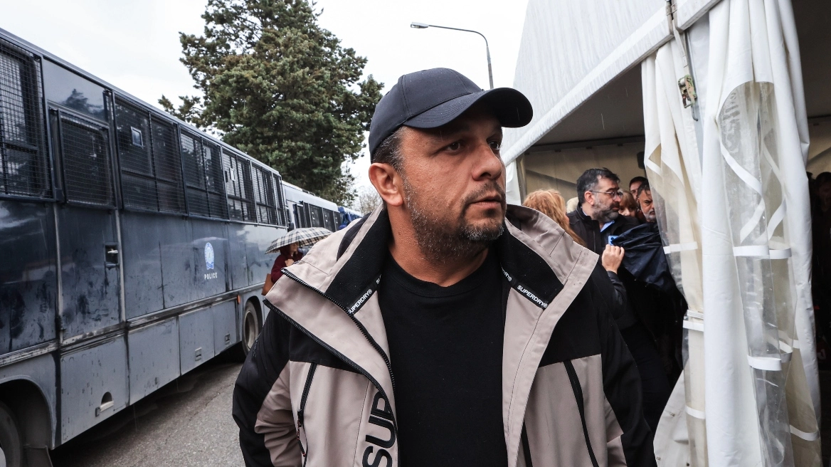 Δίκη για τα Τέμπη: Ο Ρούτσι απομακρύνθηκε μετά από λιποθυμικό επεισόδιο – Πήρε εξιτήριο από το νοσοκομείο