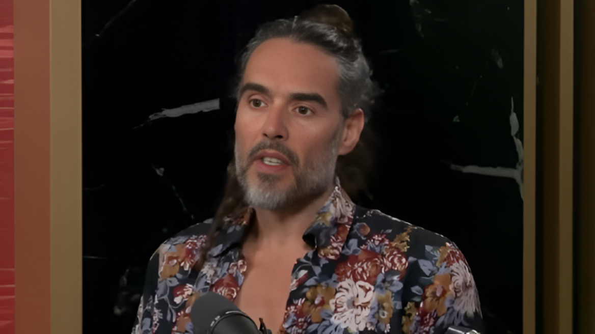 Ο Russell Brand και οι αποκαλύψεις για σχέση με ανήλικη: Στο μικροσκόπιο η ηθική διάσταση