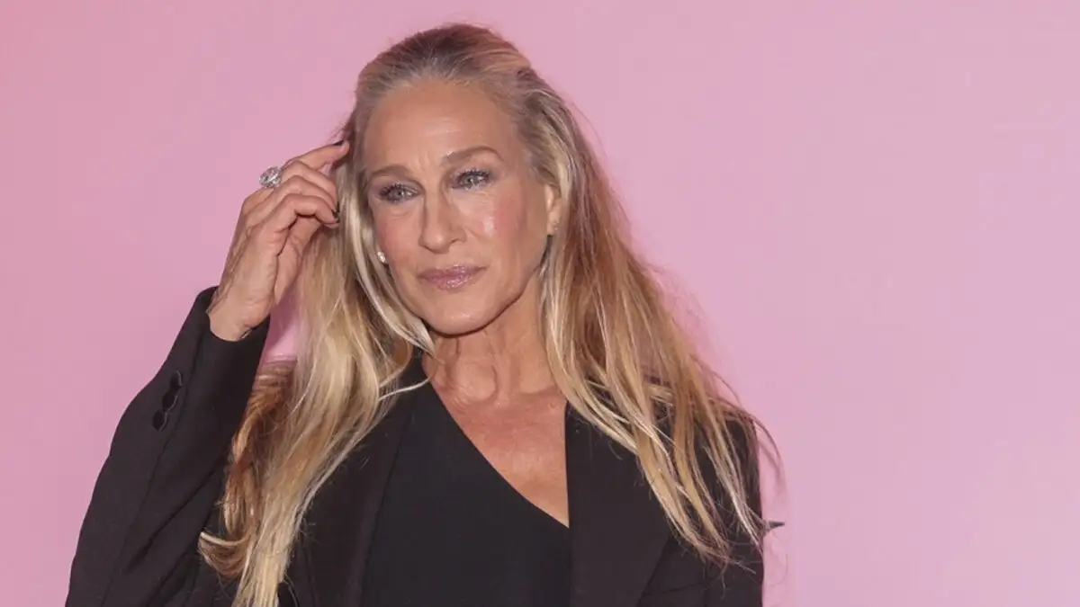 Η γκαρνταρόμπα της Carrie Bradshaw βγαίνει στο «σφυρί» – Σε δημοπρασία κοστούμια και αξεσουάρ από το «And Just Like That…»