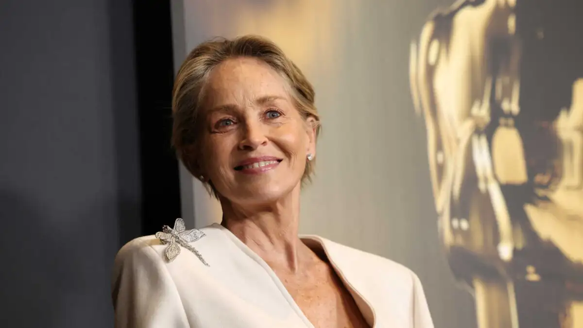 Η Σάρον Στόουν αποκαλύπτει: «Ο Ρόμπερτ ντε Νίρο φιλάει καλύτερα από όλους στο Χόλιγουντ»