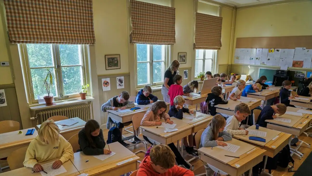 Σουηδία: Επιστροφή σε βιβλία και τετράδια – Φρένο στις οθόνες στα σχολεία