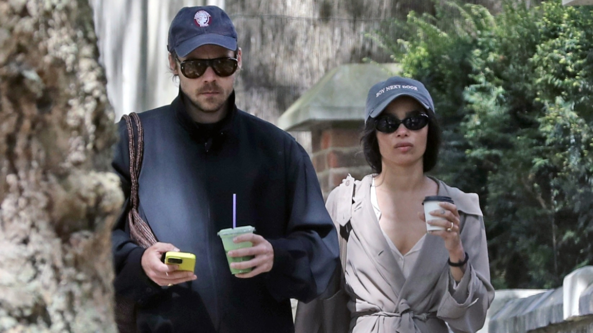 Χάρι Στάιλς & Ζόι Κράβιτζ: Τρυφερές στιγμές στον δρόμο – Οι φήμες για αρραβώνα μετά το δαχτυλίδι