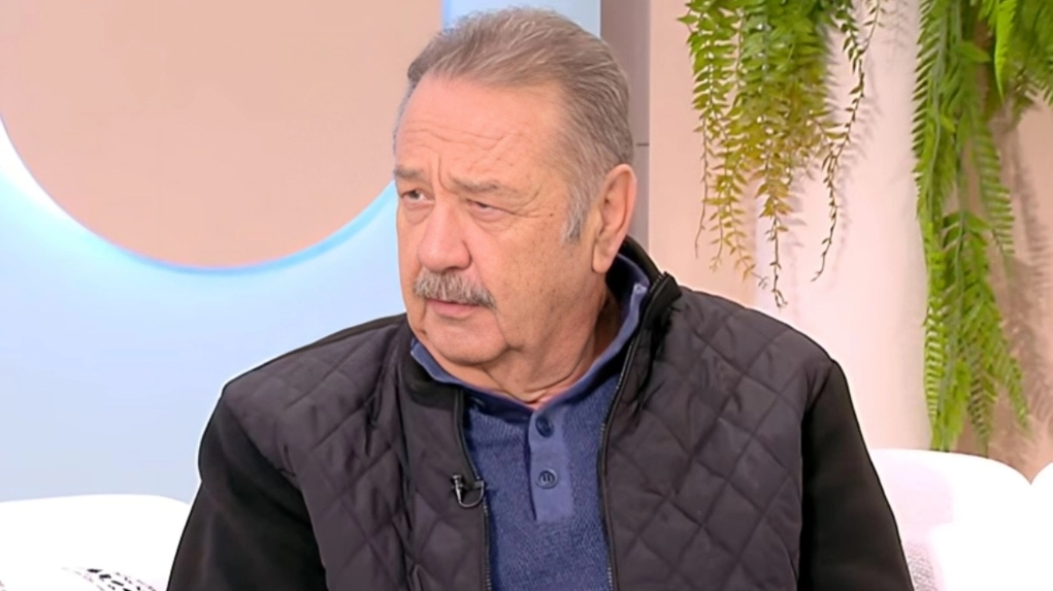 Τάσος Κωστής: «Δεν σταμάτησα ούτε μια μέρα – με τη σακούλα της παροχέτευσης πήγαινα στο θέατρο»