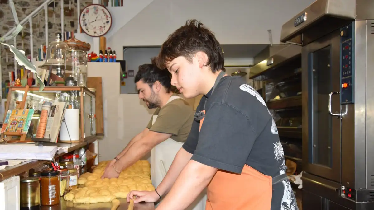 Μυτιλήνη: Το ξεχωριστό τσουρέκι που έγινε σήμα κατατεθέν ζαχαροπλαστείου και η ιστορία πίσω από τη συνταγή του Μυτιλήνη: Το ξεχωριστό τσουρέκι που έγινε σήμα κατατεθέν ζαχαροπλαστείου και η ιστορία πίσω από τη συνταγή του