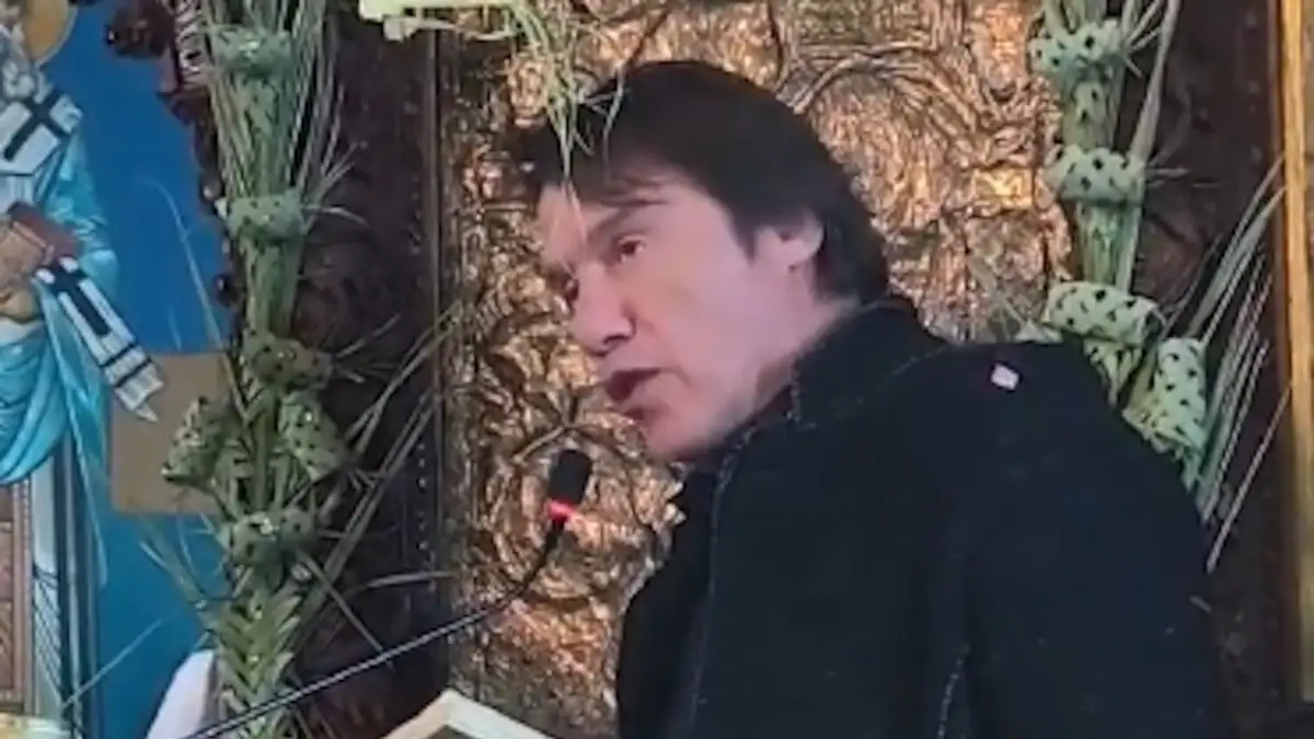 Στράτος Τζώρτζογλου: Συγκίνησε απαγγέλλοντας το «Πιστεύω» μπροστά στον ιερέα που τον στήριξε