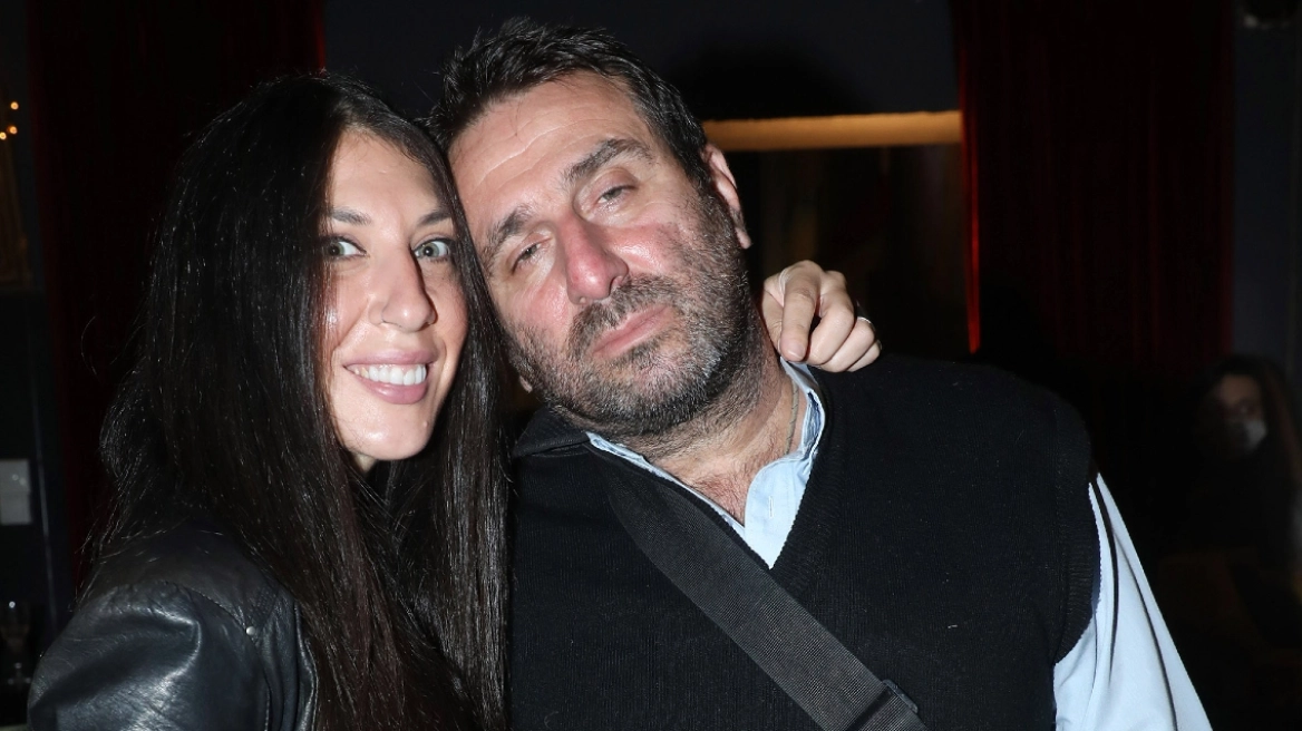 Ο Ηλίας Βαλάσης για τη σύζυγό του: «Είμαι ερωτευμένος – τα έχω αφήσει όλα πάνω της»