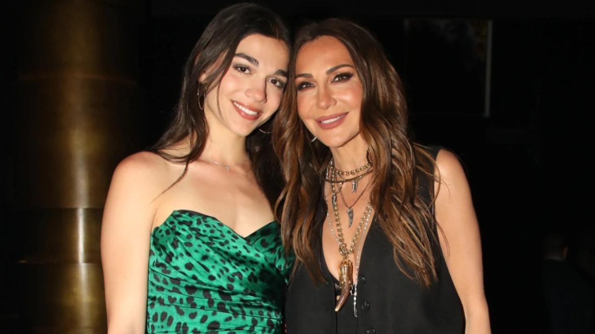 Μαμά και κόρη στα μπουζούκια: Η Δέσποινα Βανδή με τη Μελίνα Νικολαΐδη σε βραδινή έξοδο