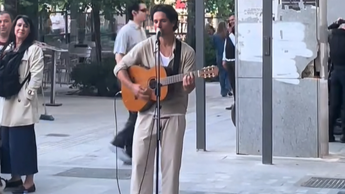 Πάνος Βλάχος: Αυθόρμητο live με κιθάρα στην Ερμού