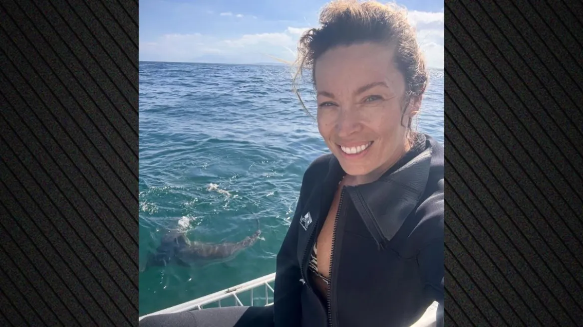 Μαριέττα Χρουσαλά: Βουτιά με λευκούς καρχαρίες – Οι εντυπωσιακές εικόνες