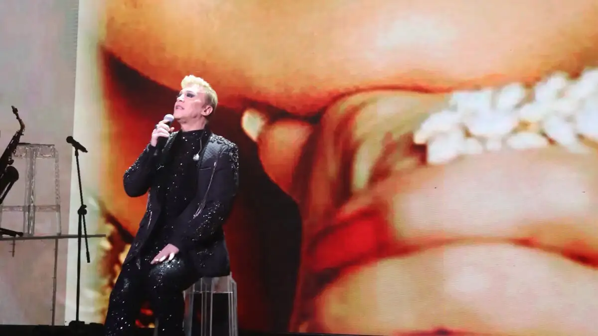 Τάκης Ζαχαράτος: Συγκίνηση στην πίστα τραγουδώντας για τη Μαρινέλλα