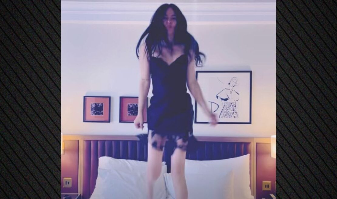 Η Ζενεβιέβ Μαζαρί σε ξέφρενη διάθεση – Χοροπηδά στο κρεβάτι και εντυπωσιάζει