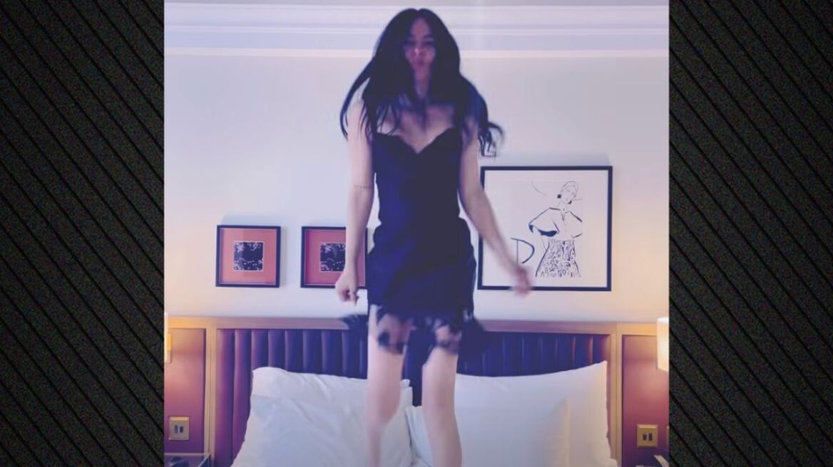 Η Ζενεβιέβ Μαζαρί σε ξέφρενη διάθεση – Χοροπηδά στο κρεβάτι και εντυπωσιάζει