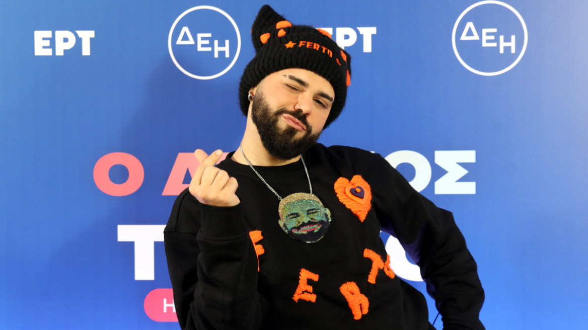 Eurovision: Τι συμβολίζει η χειρονομία του Ακύλα στη σκηνική του εμφάνιση