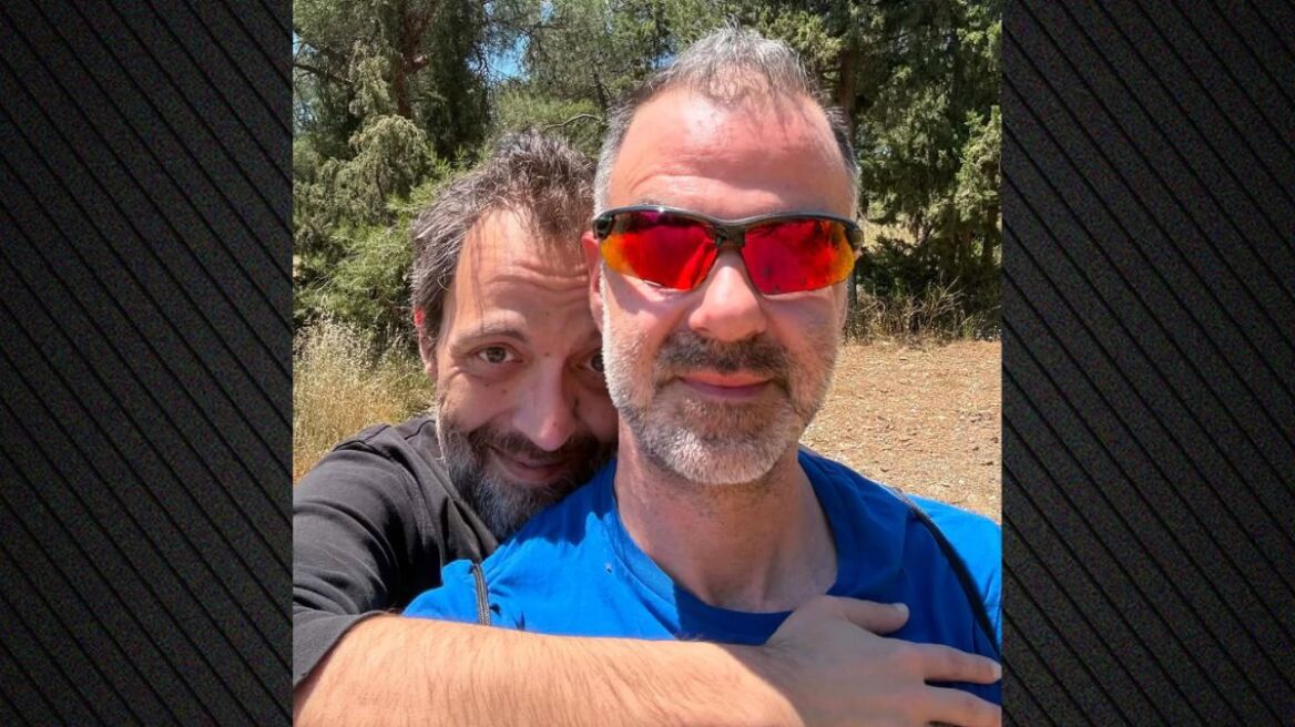 Ο Αύγουστος Κορτώ ποζάρει στο Instagram αγκαλιά με τον σύζυγό του
