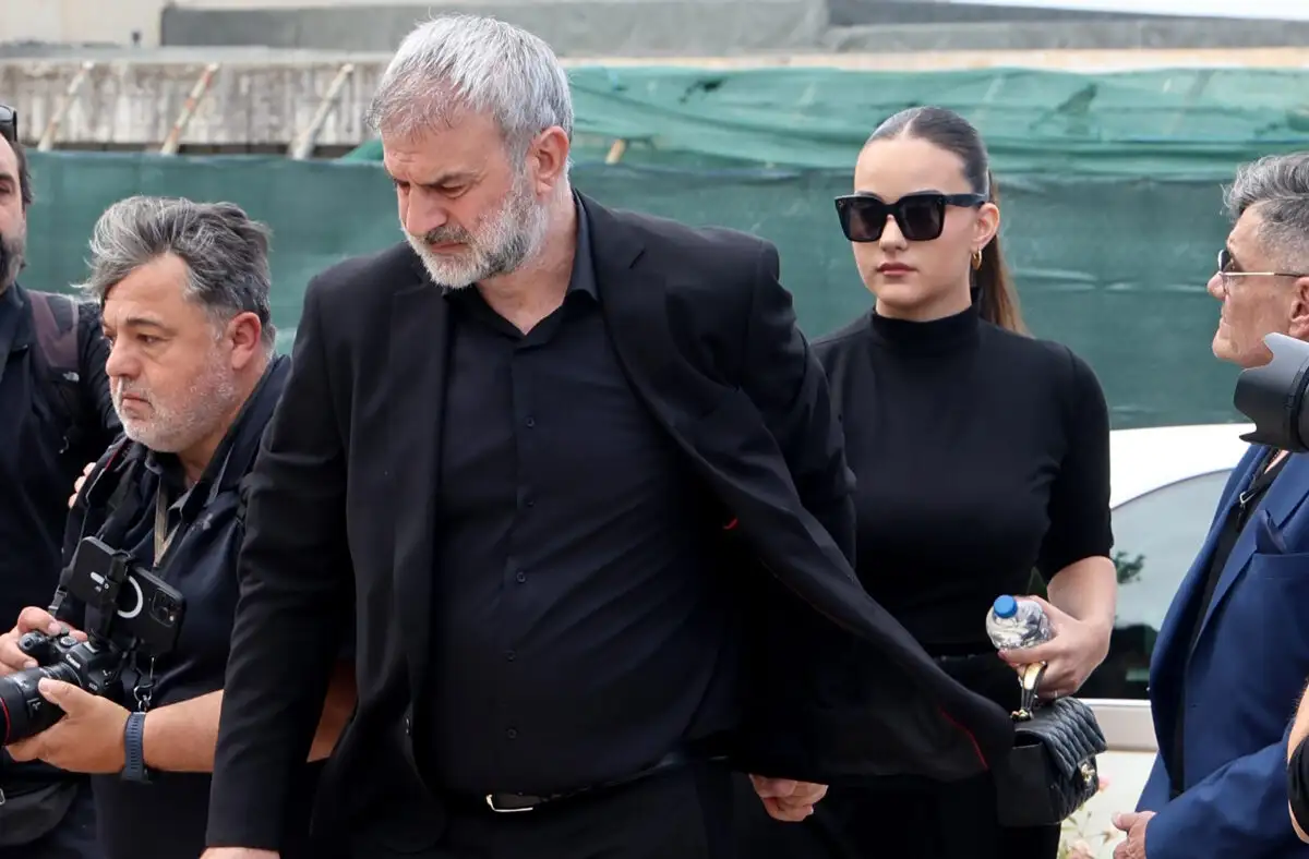 Τραϊανός Δέλλας: Συγκίνηση στον αποχαιρετισμό της Γωγώς Μαστροκώστα – Δίπλα του η κόρη τους Τραϊανός Δέλλας: Συγκίνηση στον αποχαιρετισμό της Γωγώς Μαστροκώστα – Δίπλα του η κόρη τους