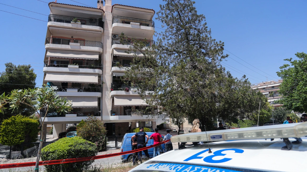 Συγκίνηση στο τρισάγιο για τις δύο 17χρονες στην Ηλιούπολη: «Να ακούμε τα παιδιά μας πριν να είναι αργά»