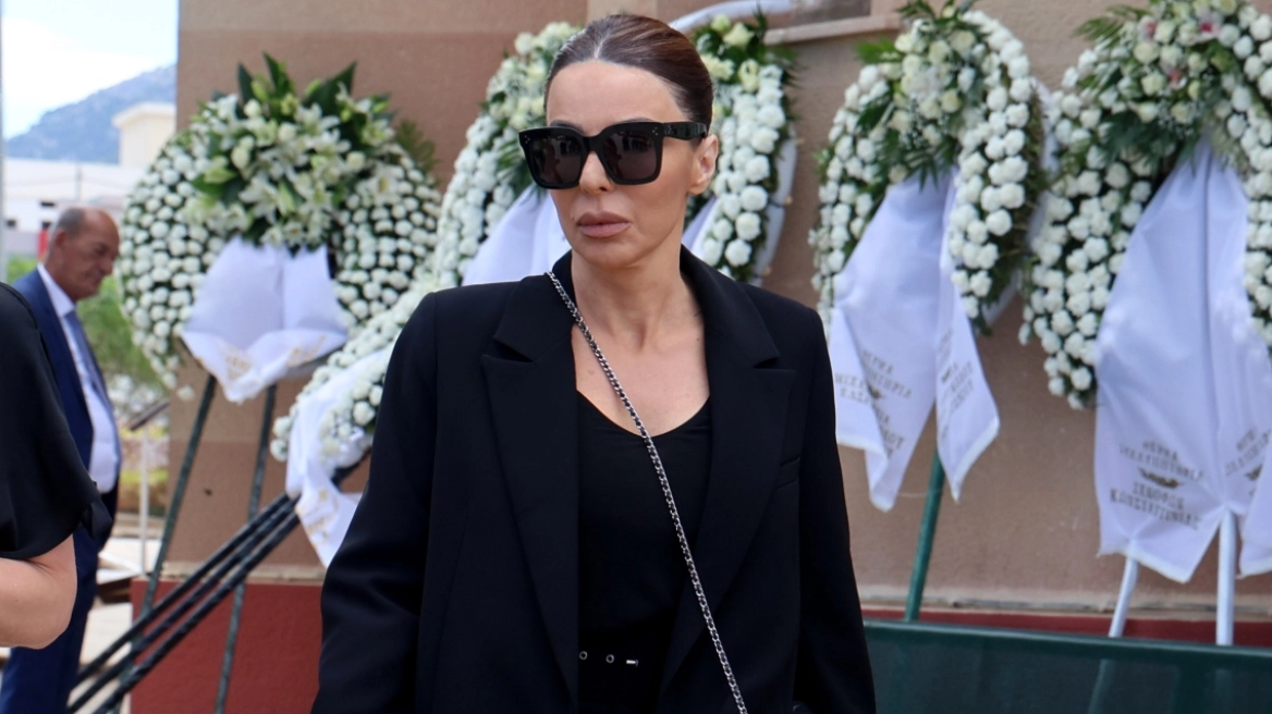 Κέλλυ Κελεκίδου: Συγκίνησε με μουσικό αποχαιρετισμό στη Γωγώ Μαστροκώστα Κέλλυ Κελεκίδου: Συγκίνησε με μουσικό αποχαιρετισμό στη Γωγώ Μαστροκώστα