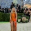 Κιμ Καρντάσιαν: Με μεταλλικό πορτοκαλί bodysuit και ξανθιά εμφάνιση στο Met Gala 2026