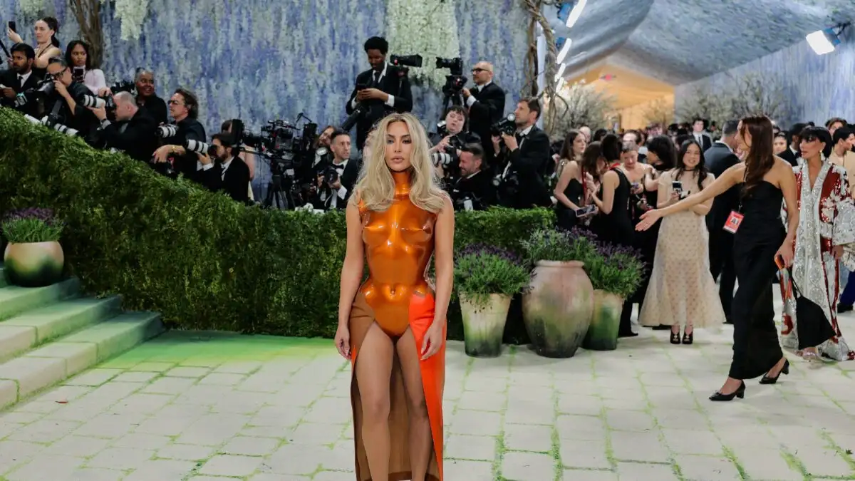 Κιμ Καρντάσιαν: Με μεταλλικό πορτοκαλί bodysuit και ξανθιά εμφάνιση στο Met Gala 2026
