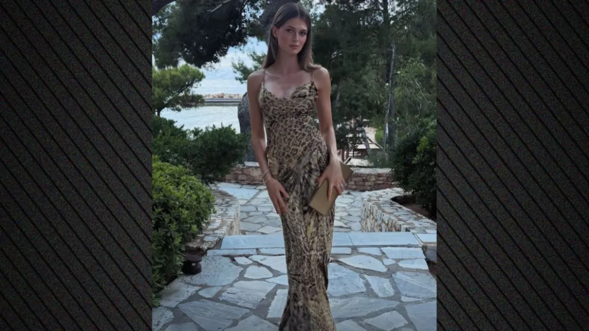 Η Αμαλία Κωστοπούλου φόρεσε vintage animal print δημιουργία της Τζένης Μπαλατσινού Η Αμαλία Κωστοπούλου φόρεσε vintage animal print δημιουργία της Τζένης Μπαλατσινού