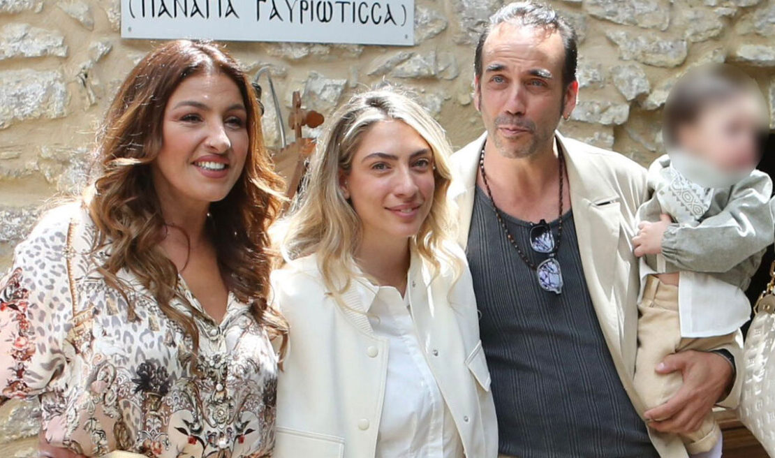 Ο Πάνος Μουζουράκης και η Μαριλού Κόζαρη βάφτισαν τον γιο τους – Νονά η Έλενα Παπαρίζου