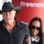 Metallica στην Αθήνα: Ο Τζέιμς Χέτφιλντ στο αεροδρόμιο με την αρραβωνιαστικιά του