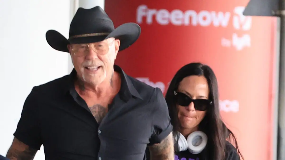 Metallica στην Αθήνα: Ο Τζέιμς Χέτφιλντ στο αεροδρόμιο με την αρραβωνιαστικιά του